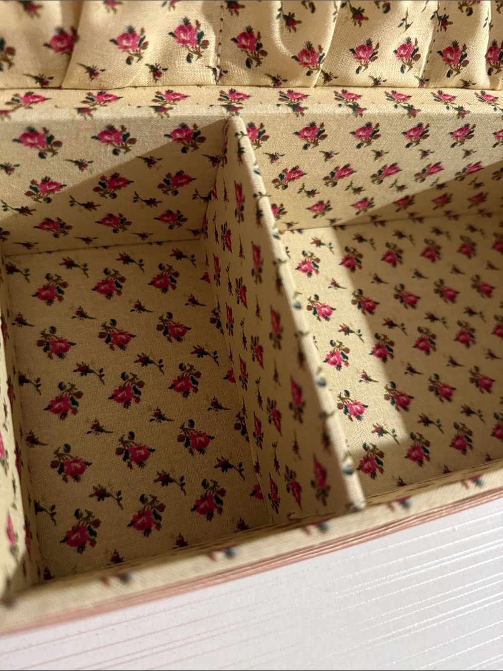 Gucci Beauty pink jewelry and makeup vanity case with a floral-lined interior. - Picture 4 of 15